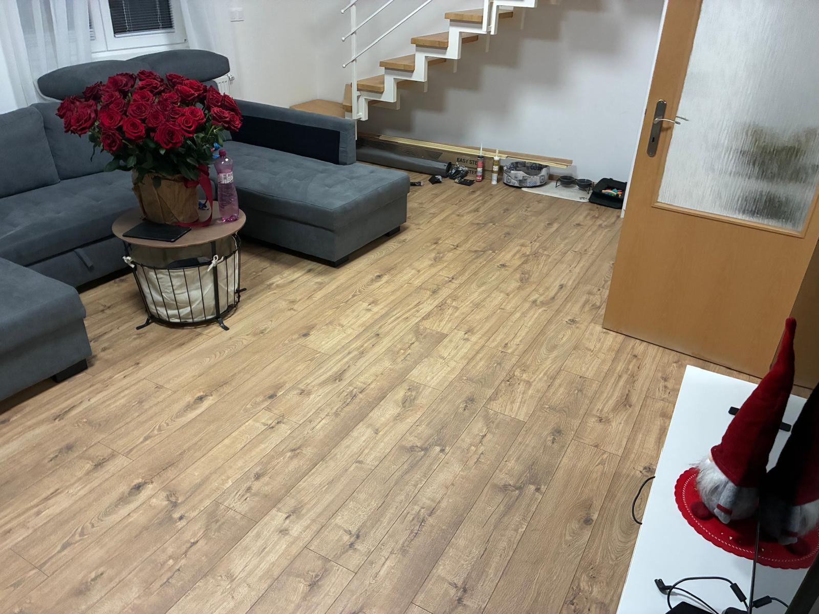 Hotová plovoucí podlaha v obývacím pokoji