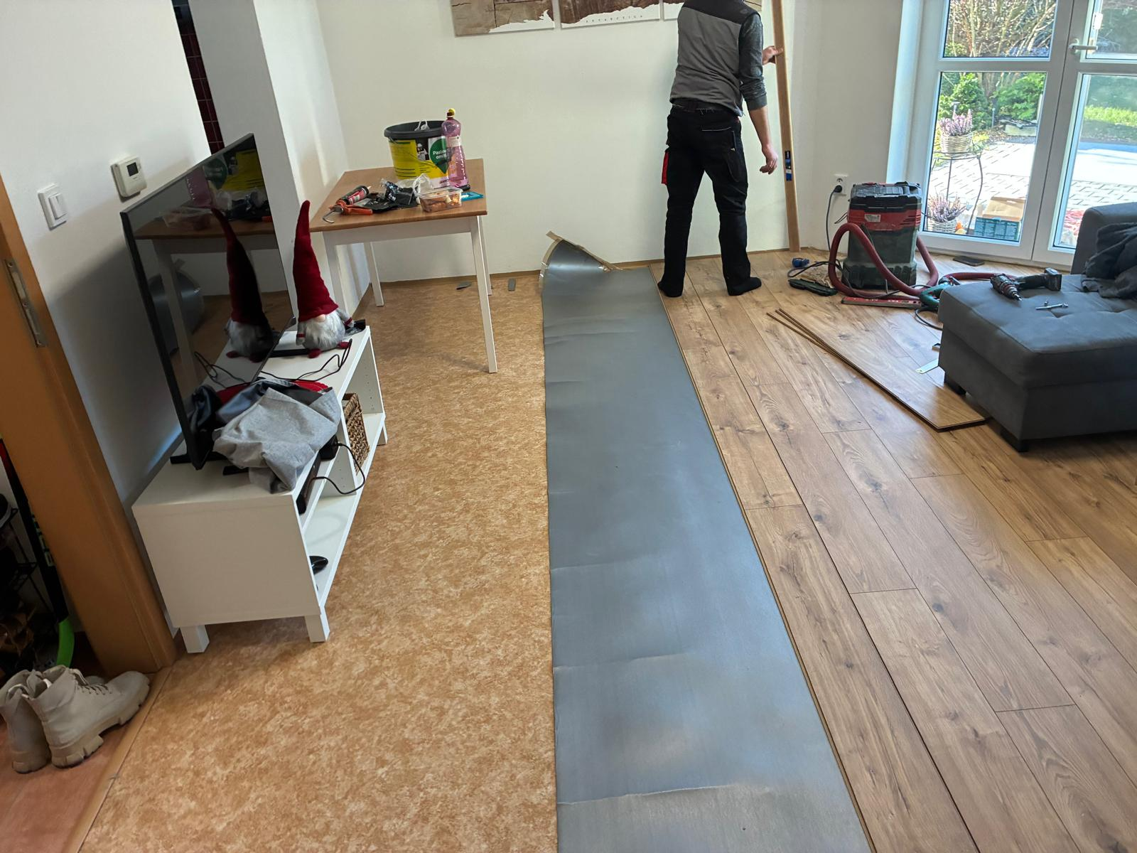 Pokládka nové plovoucí podlahy v obývacím pokoji