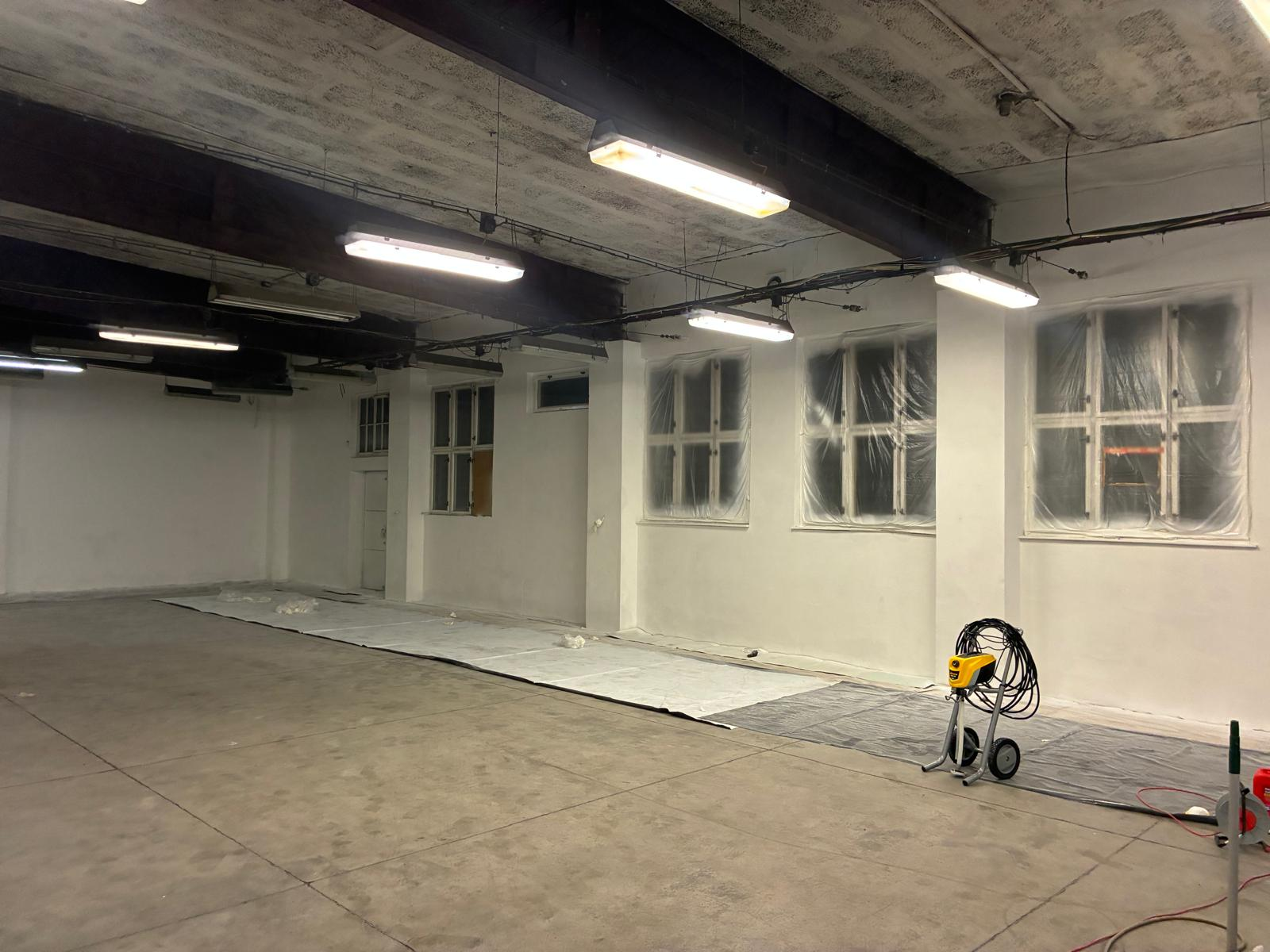 Airless stříkání ve velkém průmyslovém prostoru