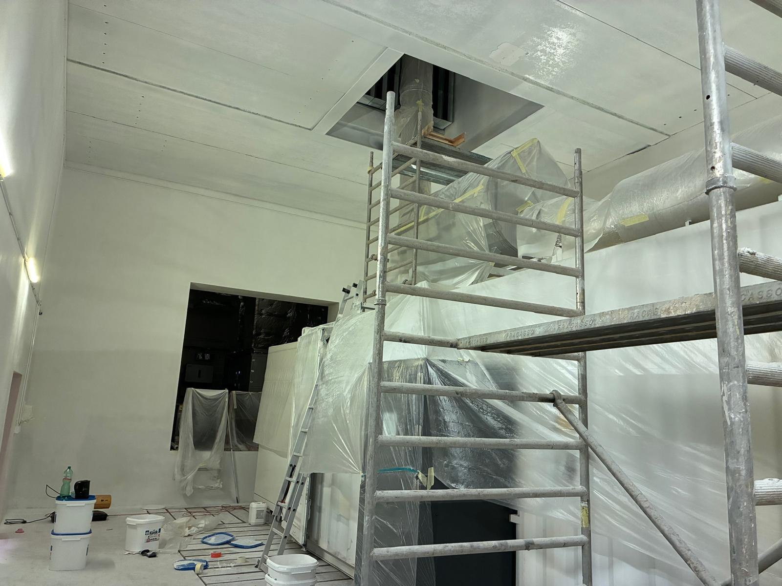 Pečlivá příprava prostoru – zakrytí fóliemi a lešení