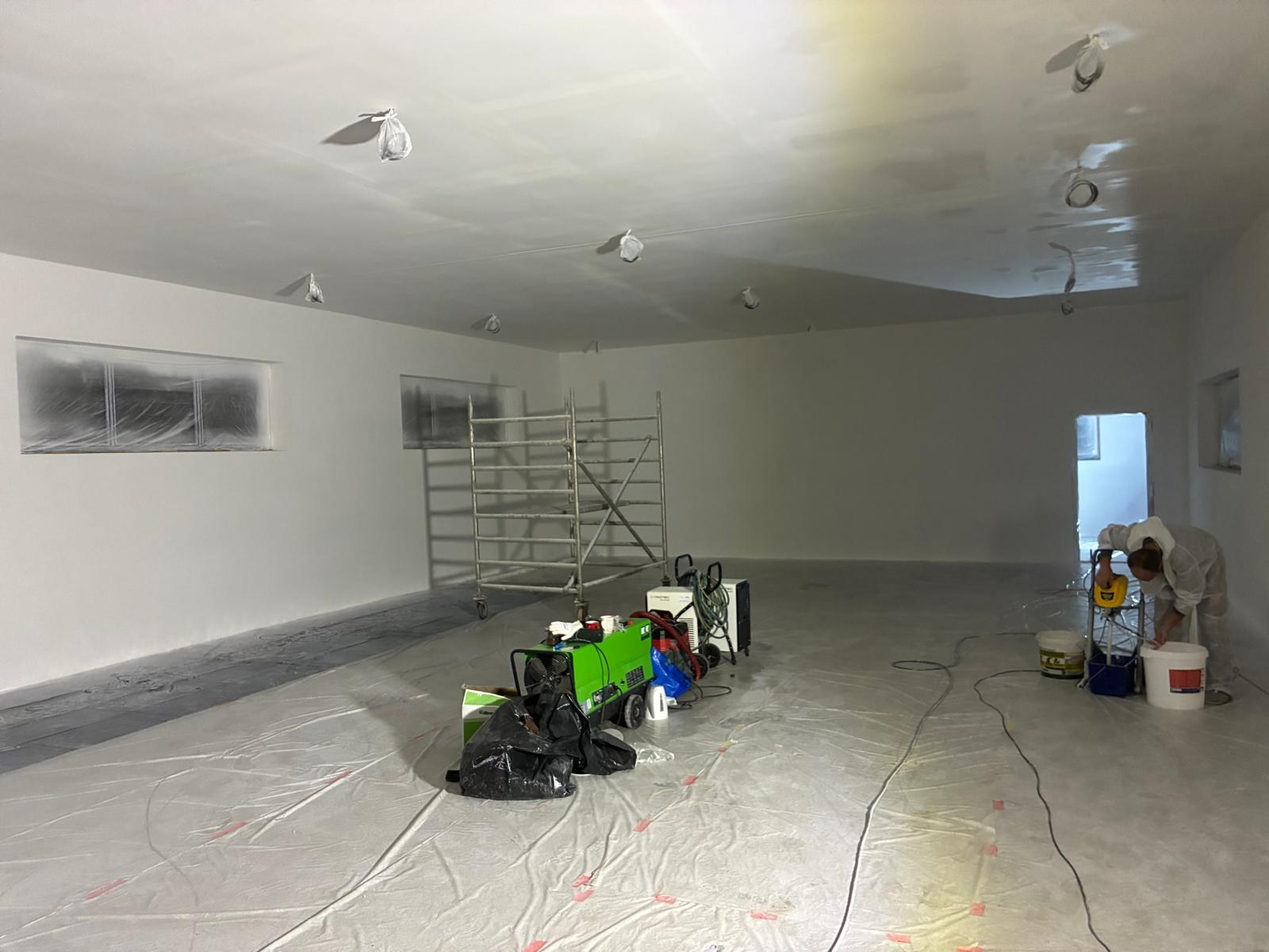 Hotová bílá výmalba velkého prostoru